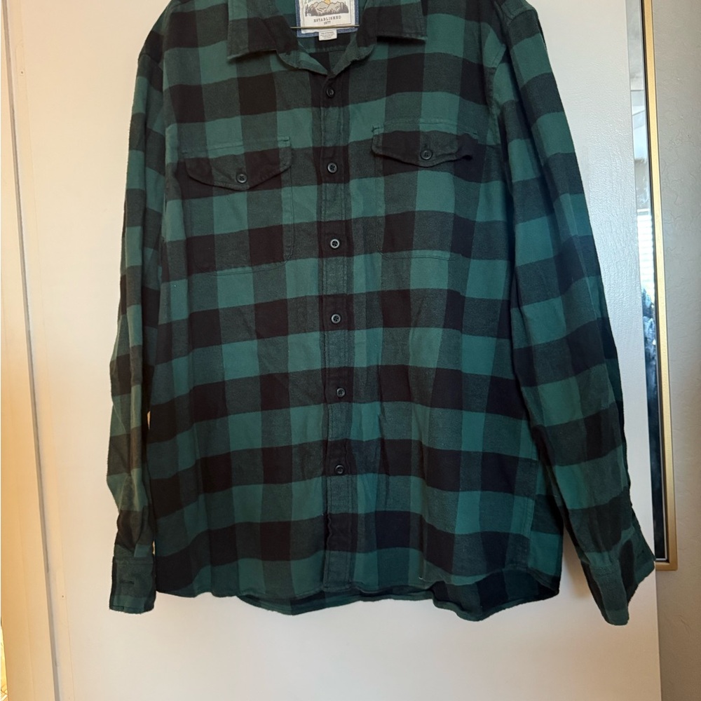 American Eagle Men’s Green and Black Plaid Button-Up Shirt